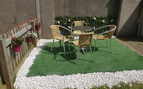 1 Bedroom Flat With Easy Parking/Public Transport